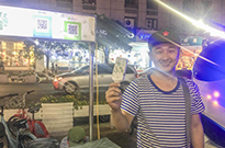 小伙杭州街頭販賣(mài)童年的味道受熱捧日入上千